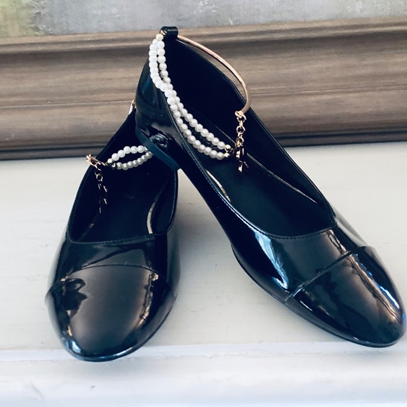 Womens Sz 8 Cap Toe Ankle Pearl Chain Charm Ballerina Flats Black Patent Leather - Picture 14 of 16